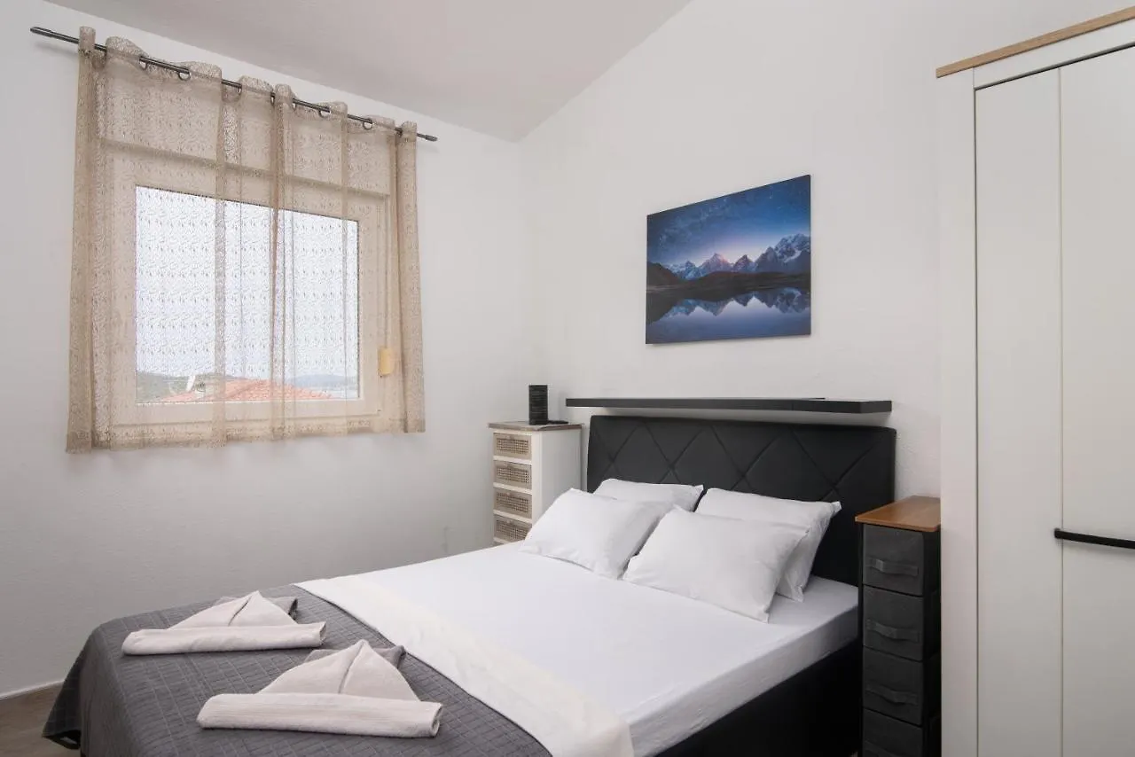 Apartment Kvesic Trogir